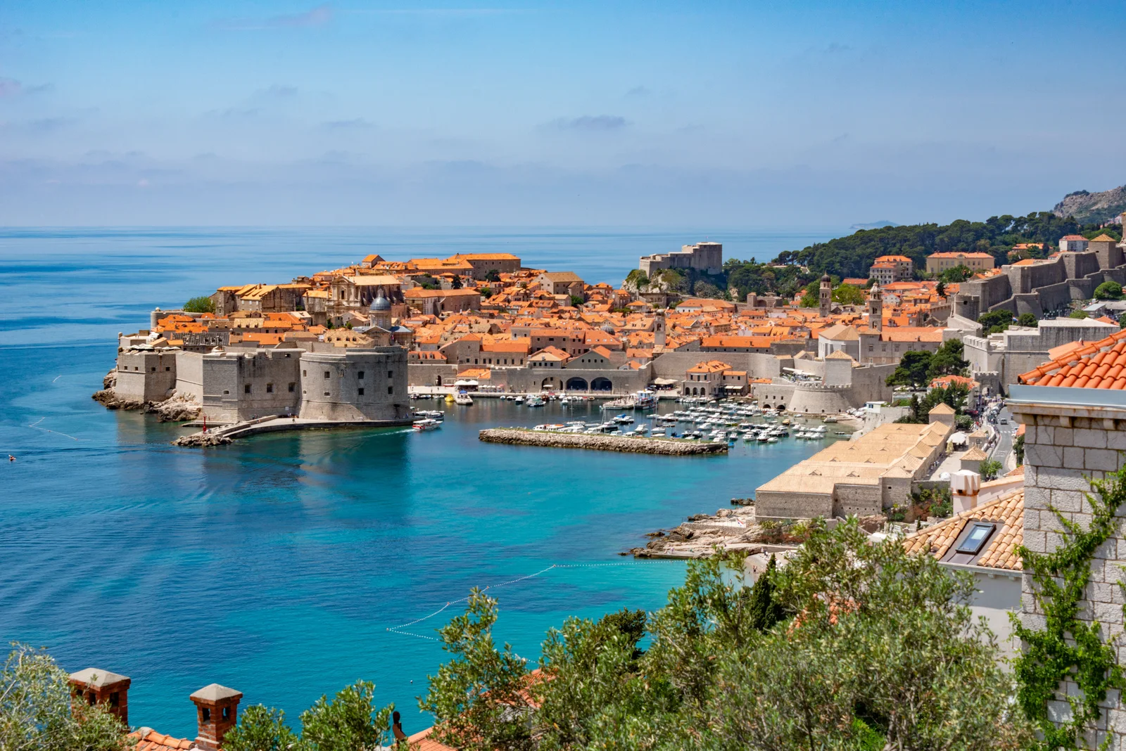 Légi felvétel Dubrovnik történelmi óvárosáról és az Adriai-tengerről