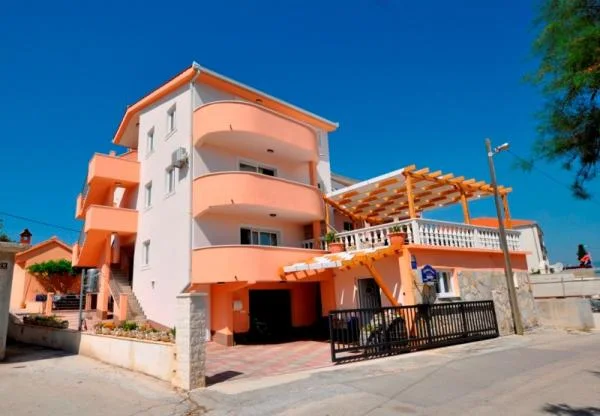 Apartmani Marinovi Dvori – fotografija 5