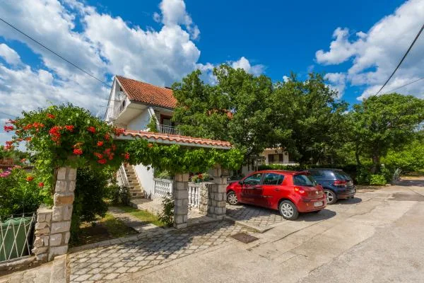 Apartmani Dom – fotografija 2
