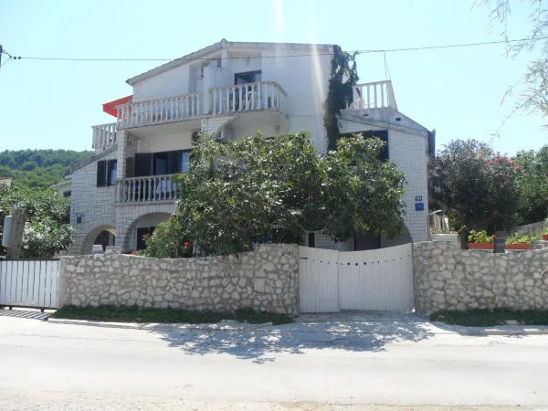 Apartmani Laura 1 – fotografija 3