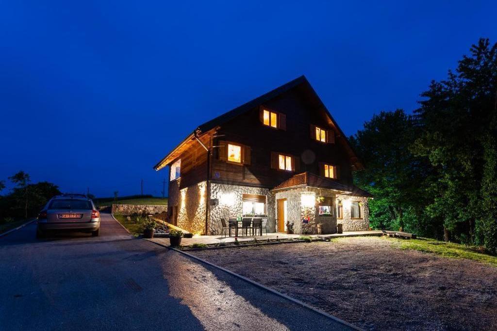 Apartman Stone and Wood – fotografija 1